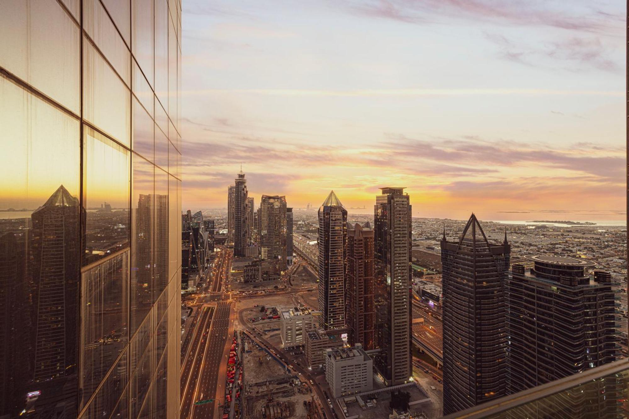 Famous Infinity Pool 64th Floor Near Burj Khalifa Dubai