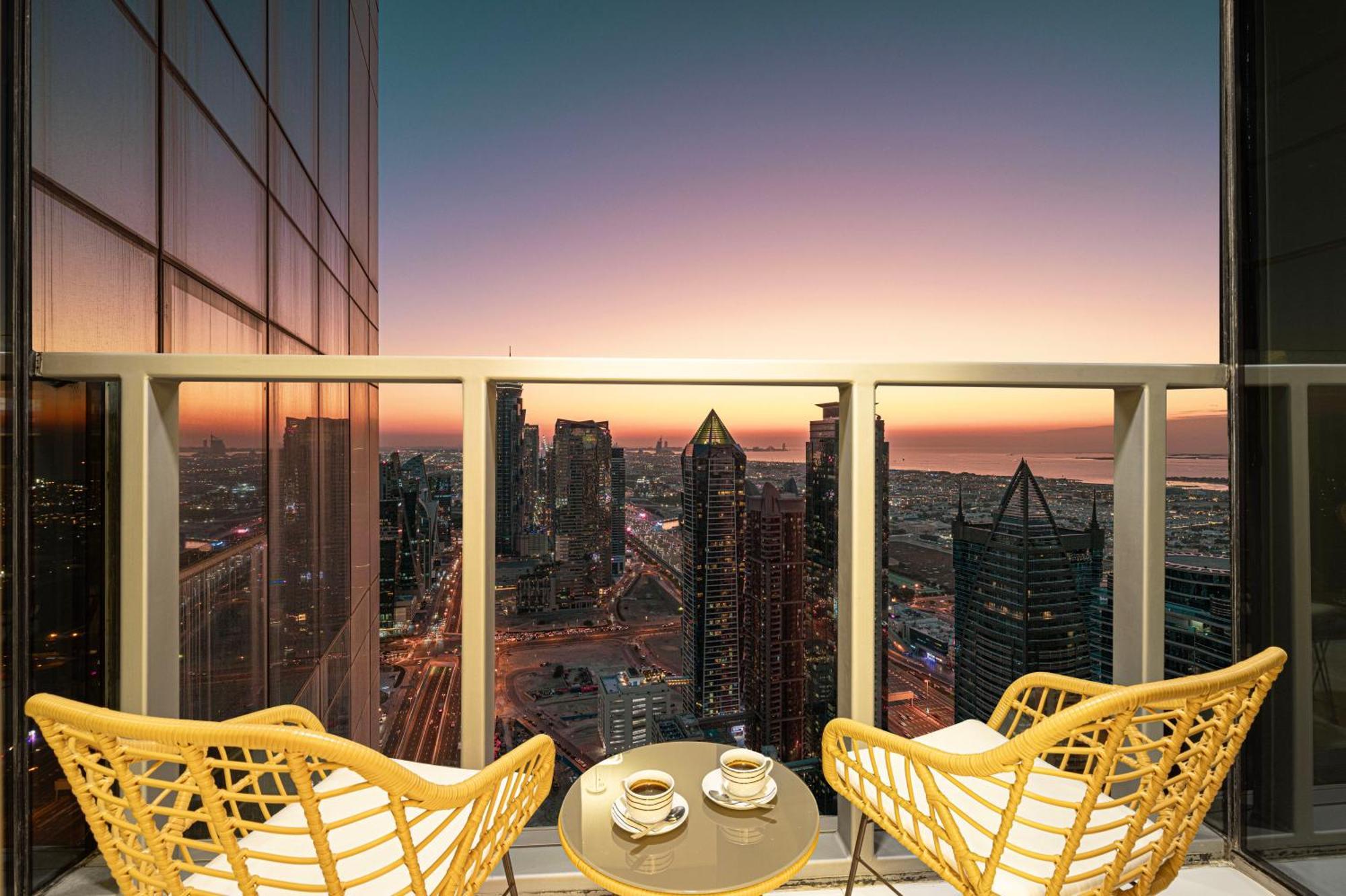 Famous Infinity Pool 64th Floor Near Burj Khalifa Apartment