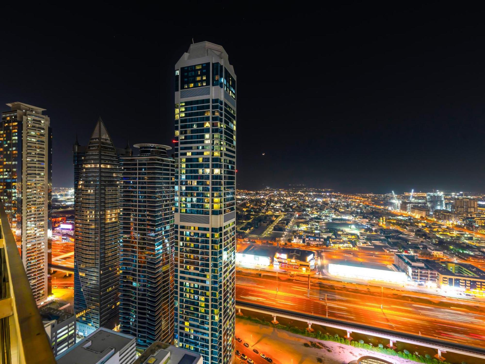 Famous Infinity Pool 64th Floor Near Burj Khalifa Dubai