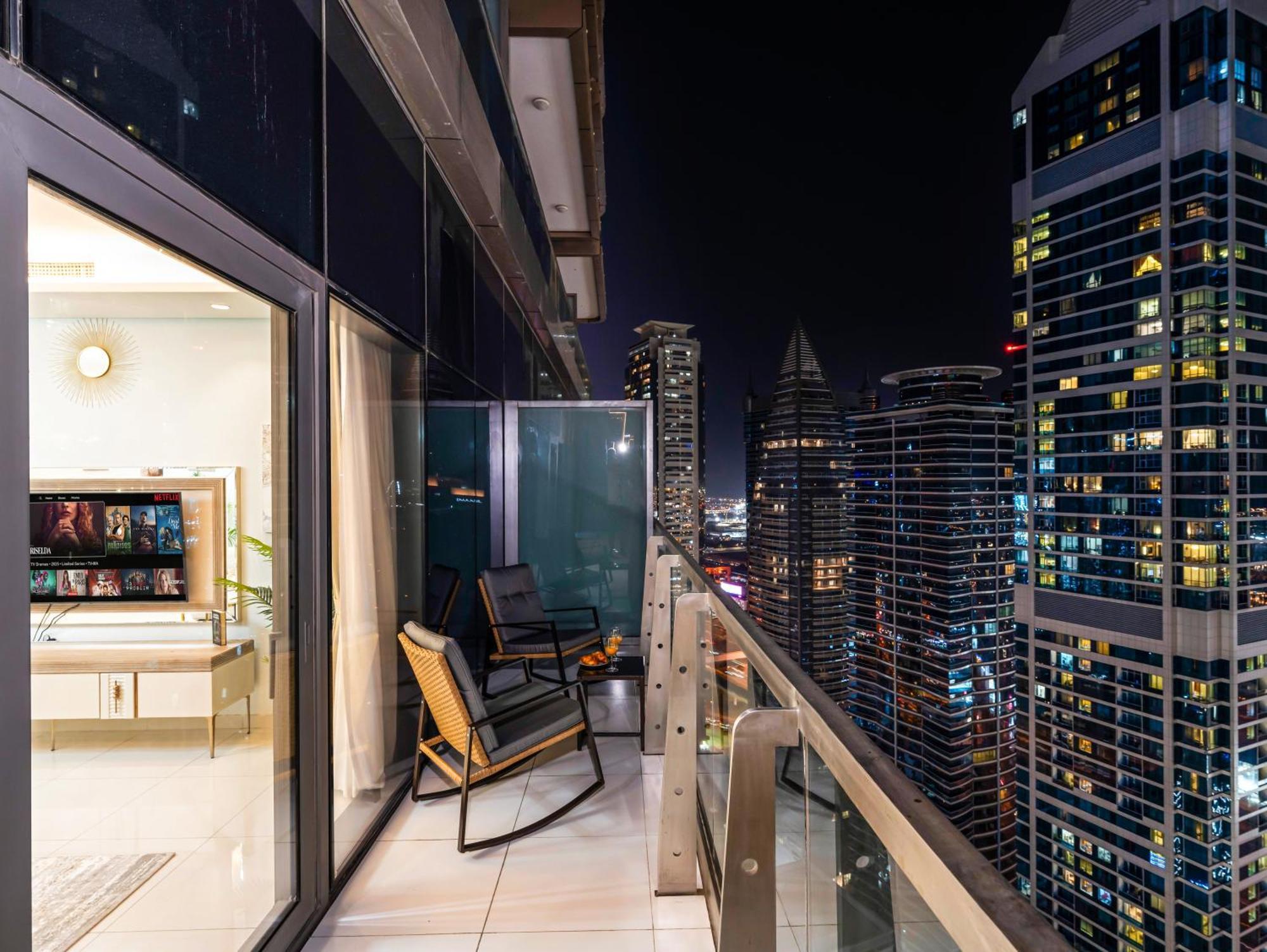 Famous Infinity Pool 64th Floor Near Burj Khalifa Dubai