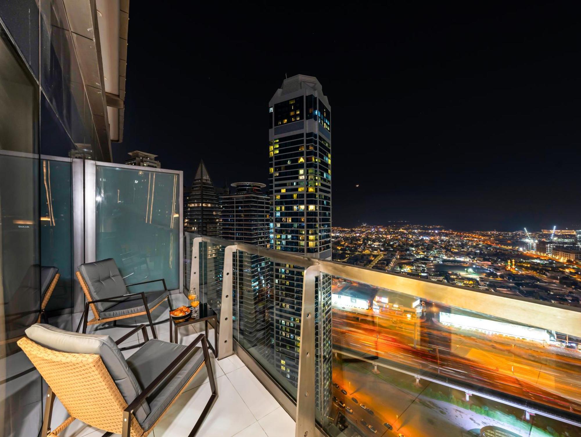 Famous Infinity Pool 64th Floor Near Burj Khalifa Apartment