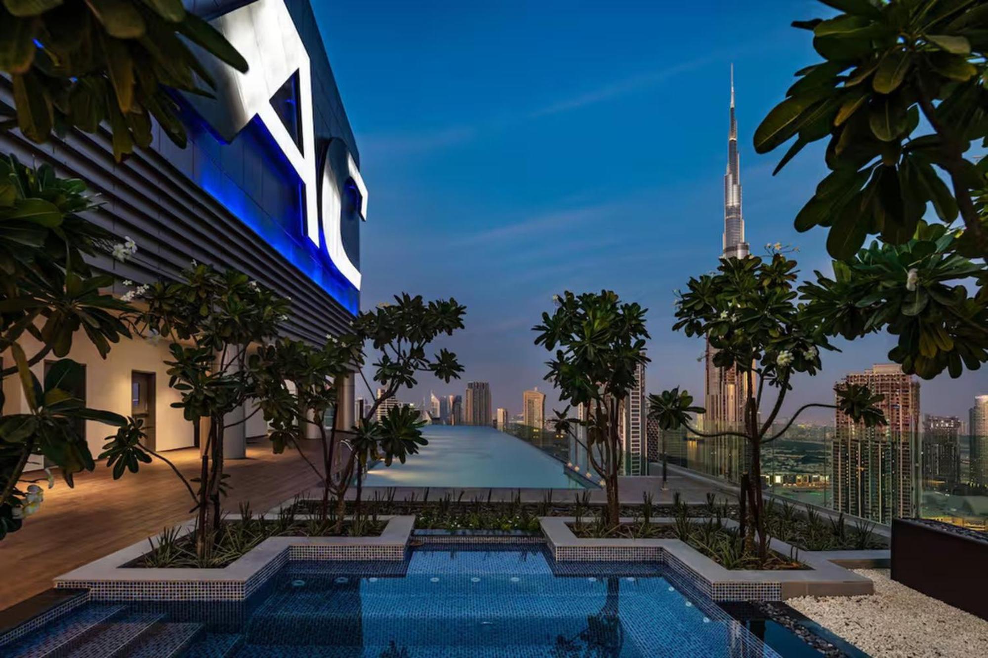 Famous Infinity Pool 64th Floor Near Burj Khalifa